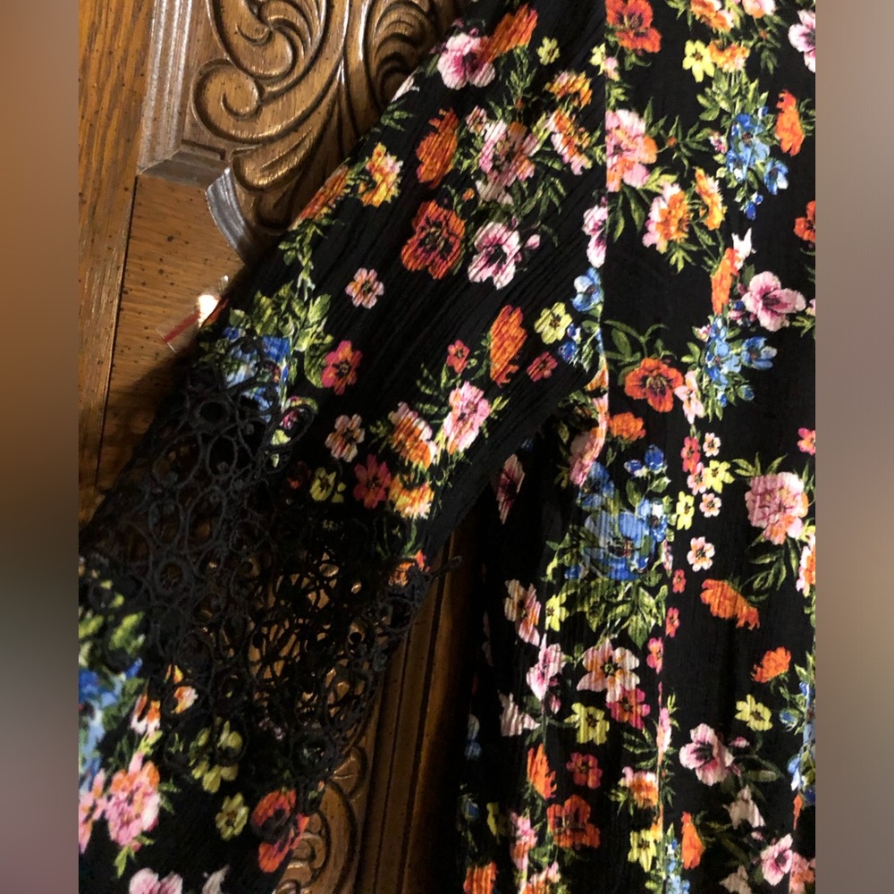 Beautiful,Colorful Floral Woman’s Top - Picture 2 of 14